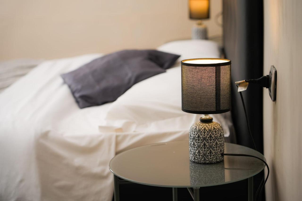 บีแอนด์บี พาราไดซ์ Hotel เนเปิลส์ ภายนอก รูปภาพ